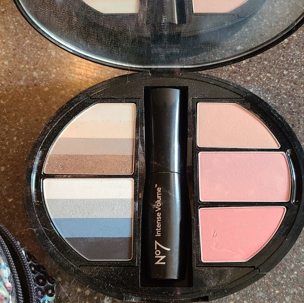 NEW BOOTS NO 7 MAKEUP KIT COMES IN SEQUIN BAG